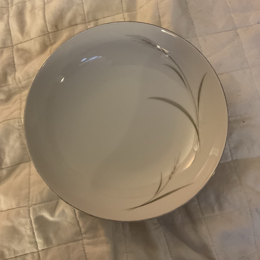 Mikasa Aries 9” round vegetable bowl